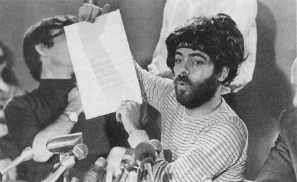 Jerry Rubin holds up a note from fellow defendant Bobby Seale who had been gagged during the previous day's trial session. (AP/Wide World Photos)