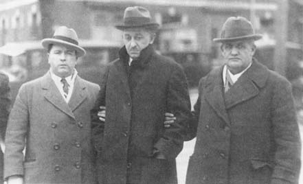 David L. Marshall, flanked by county detectives, O.N. Smith and William Quinn. (AP/Wide World Photos)